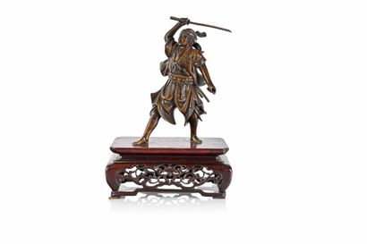  JAPON, XXe siècle 
Samuraï. 
Bronze. Socle en bois. 
H : 25 cm. (sans le socle)