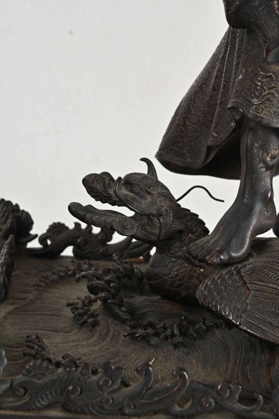  JAPON, XXe siècle 
Groupe en bronze représentant le roi-dragon Ryûji. Il est représenté...