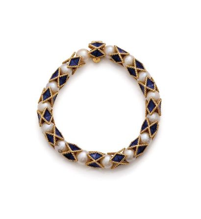null Bracelet en or jaune 18K (750/1000) composé de losanges à décor émaillé bleu...
