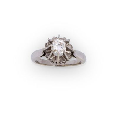 null Bague en or gris 18K (750/1000) sertie d’un diamant pesant environ 0,5 carat....
