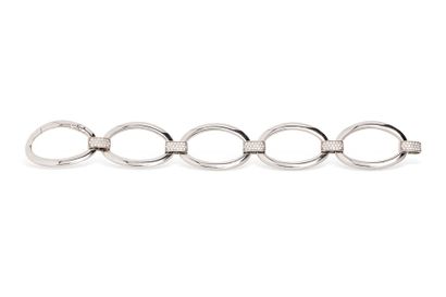 null Bracelet en or gris 18K (750/1000) composé de cinq motifs d’oves ponctué de...