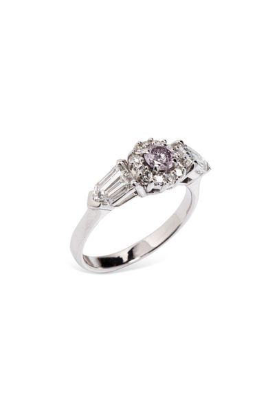 null Bague en or gris 18K (750/1000) sertie d’un diamant 0,28 carat rose clair, dans...