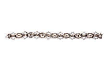 null Bracelet en or gris 18K (750/1000) à motifs géométriques sertis de diamants...