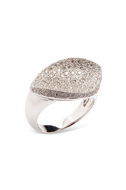 null Bague en or gris 18K (750/1000) à motif d’une navette concave pavée de diamants...
