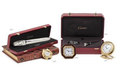null CARTIER Desktop set consisting of a ballpoint pen and a glass pen holder. 

The...