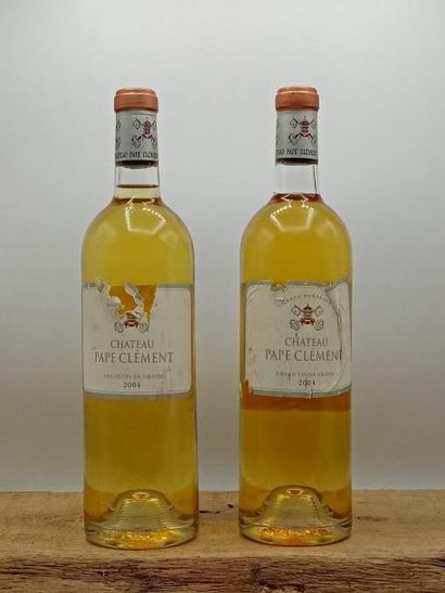 null 2 bouteilles Château Pape Clément (blanc) 2004 (étiq. Lég griffées, lég déchirées)....
