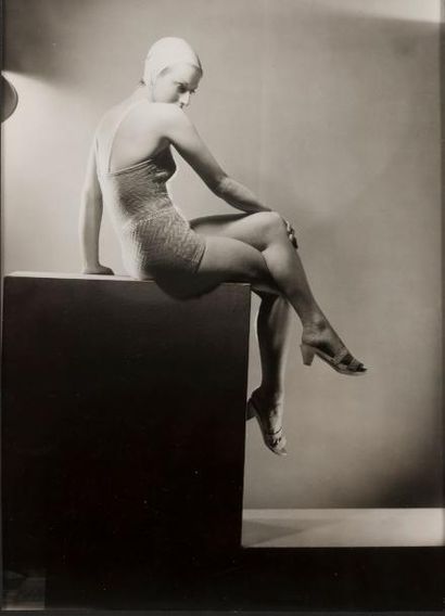 ALBIN-GUILLOT LAURE (1879-1962) Le Maillot de bain
PHOTOGRAPHIE ORIGINALE (1937).
22,5...