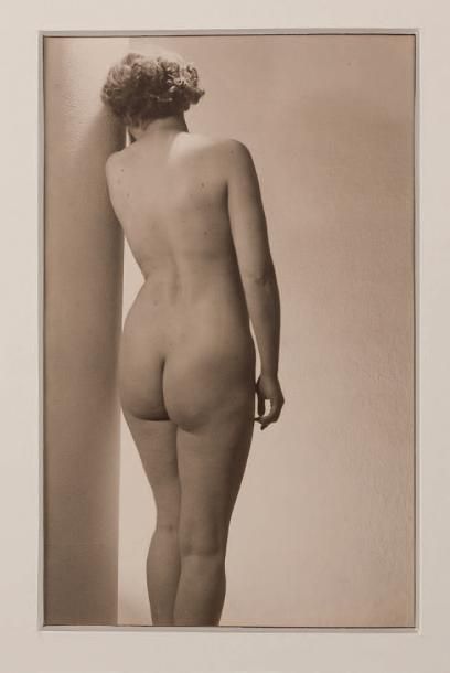 ALBIN-GUILLOT LAURE (1879 - 1962) + Nu féminin de dos
Photographie originale, circa...