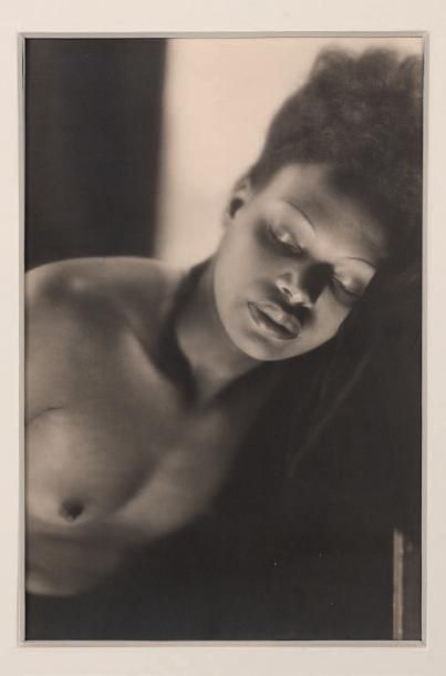 ALBIN-GUILLOT LAURE (1879 - 1962) + Nu féminin endormi
Photographie originale, 1932...