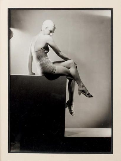 ALBIN-GUILLOT LAURE Le maillot de bain
+ Photographie originale, 1937 22,5 x 16cm,...