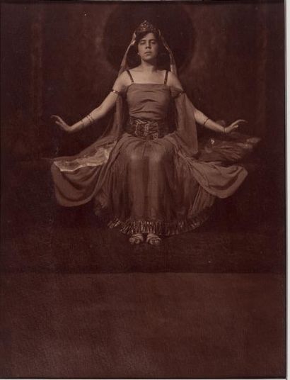 DRTIKOL FRANTISEK (1883 - 1961) + Portrait d'Ervina KUPFEROVA en Cléopâtre, [1919]
Photographie...