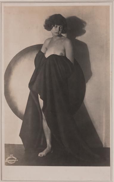 DRTIKOL FRANTISEK (1883 - 1961) + Femme demi-nue au cercle, [1925] Photographie originale....
