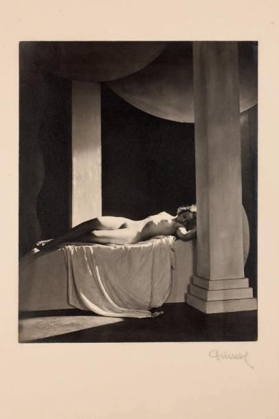DRTIKOL FRANTISEK (1883 - 1961) + Le repos. Nu féminin, circa 1925 Photographie originale...