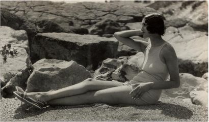 LARTIGUE JACQUES-HENRI (1894 - 1986) Renée sur les rochers à Ciboure, circa 1930...