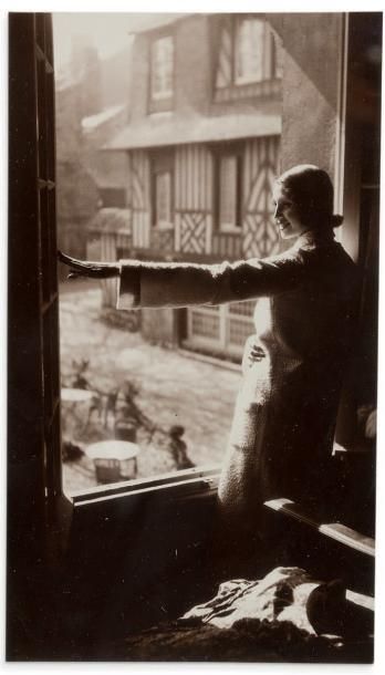 LARTIGUE JACQUES-HENRI (1894 - 1986) Renée à la fenêtre à Villerville, circa 1930...