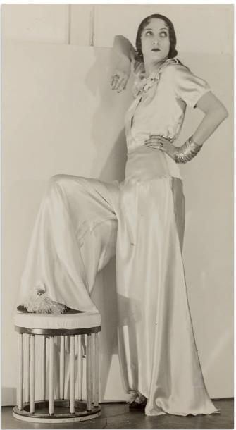 LARTIGUE JACQUES-HENRI (1894 - 1986) Renée au pyjama de soie, Paris, 1931 Photographie...