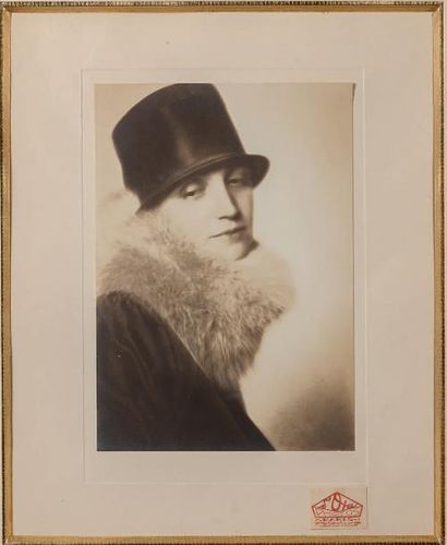 Maar Dora (1907 - 1997) Portrait de Madame Agnès, circa 1930 Photographie originale...