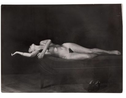 VETROVSKY JOSEF (1897 - 1944) + Femme nue sur un canapé
Photographie originale, circa...