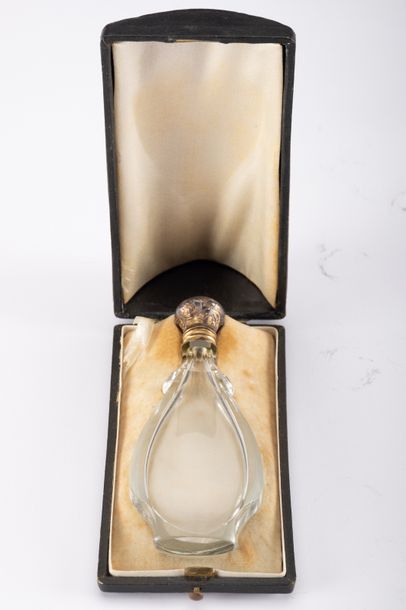 René Lalique ? Flacon à parfum dans son écrin.