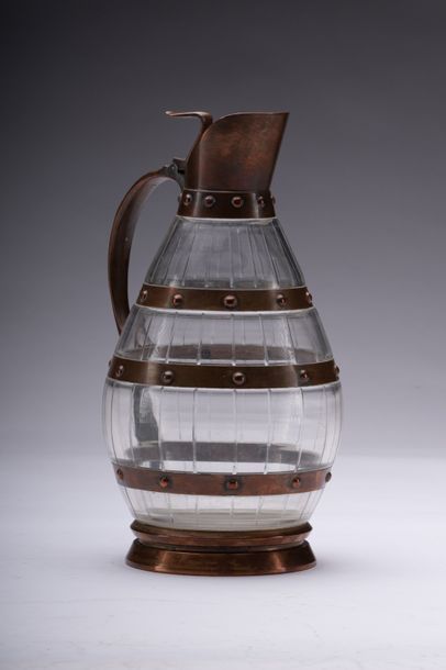 Gustave SERRURIER BOVY (1858-1910) Aiguière ou pichet en cuivre et cristal taillé...