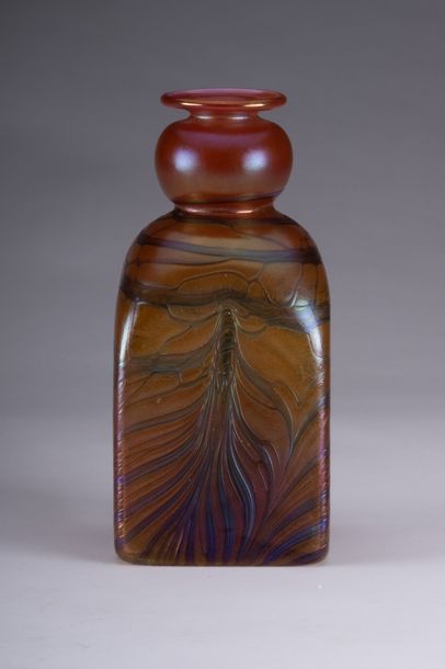 Louis Comfort TIFFANY (1848-1933) (entourage ou de) Vase bouteille carré en verre...