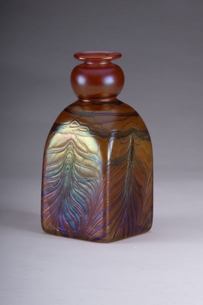 Louis Comfort TIFFANY (1848-1933) (entourage ou de) Vase bouteille carré en verre...