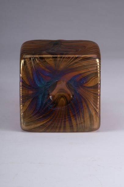 Louis Comfort TIFFANY (1848-1933) (entourage ou de) Vase bouteille carré en verre...