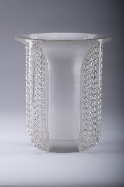 RENE LALIQUE (1860-1945) René LALIQUE, vase Art déco, modéle Marignane, le modèle...