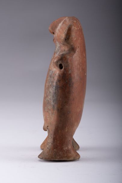 Quimbaya Quimbaya, rare figurine de cette culture représentée en station debout,...