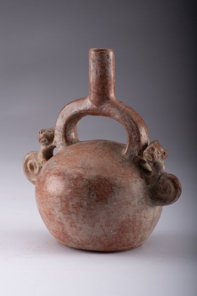 Chimu Chimu, rare vase étrier rouge, céramique, 19,8cm