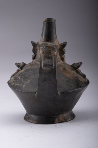 Lambayeque Lamabayeque, vase noir représentant la divinité Naym - Lap, céramique,...
