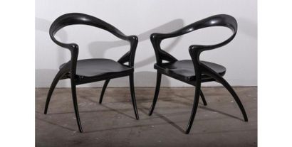 Olivier De Schrijver (1958) "Ode à la femme". Paire de fauteuil laqué noir. Signé...