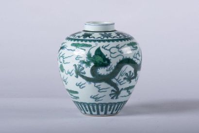 Chine, Doucai Un vase en porcelaine doucai Vert et bleu cobalt au motif de dragon...