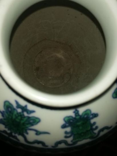 Chine, Doucai Un vase en porcelaine doucai Vert et bleu cobalt au motif de dragon...