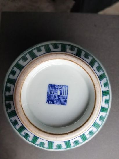 Chine, Doucai Un vase en porcelaine doucai Vert et bleu cobalt au motif de dragon...