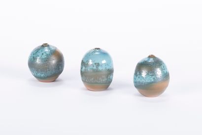 ANTONIO LAMPECCO (1932-2019) Triade de vases soliflores en grès à glaçure raku b...