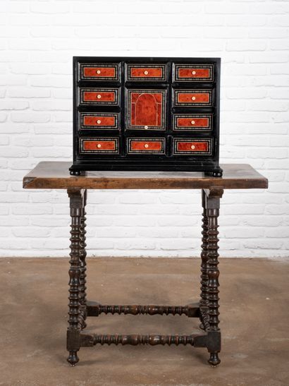Cabinet anversois XVIIe et XIXe 
Cabinet à layettes marqueté d'écailles rouge, d'ivoire,...