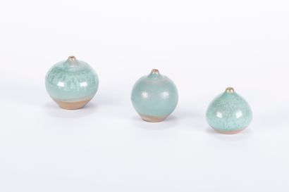 ANTONIO LAMPECCO (1932-2019) Triade de vases soliflores en grès à glacure raku vert...