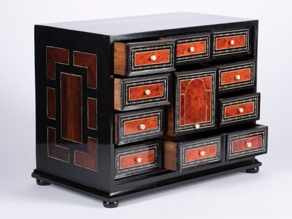 Cabinet anversois XVIIe et XIXe 
Cabinet à layettes marqueté d'écailles rouge, d'ivoire,...