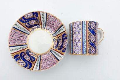 Sèvres ou Paris, XVIIIe 
Tasse litron en porcelaine à décor d'entrelacs bleus, d'œil...