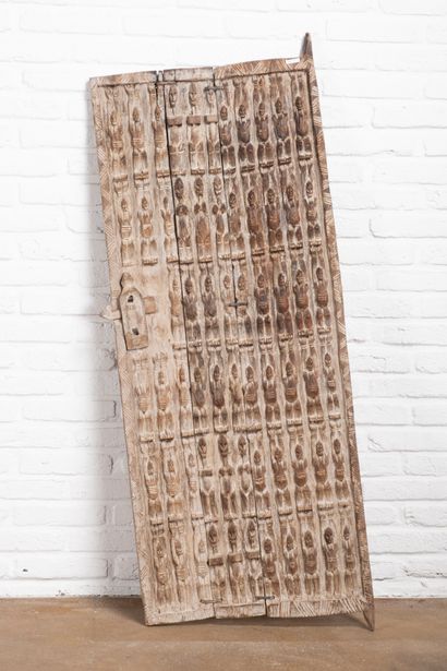 Art Dogon, Mali Porte de grenier sculptée, 119 x 49 cm.