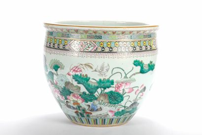 CHINE (CHINA, 中国) 
Large fishbowl or aquarium in porcelain with enamels of the pink...