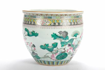 CHINE (CHINA, 中国) 
Large fishbowl or aquarium in porcelain with enamels of the pink...