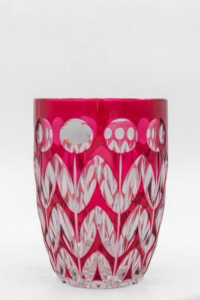 Val-Saint-Lambert - VSL Vase en cristal doublé rose à décor de fleurs stylisées....