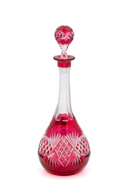 Val-Saint-Lambert - VSL 
Carafe à liqueur en cristal taillé doublé rouge. 28.5 cm....