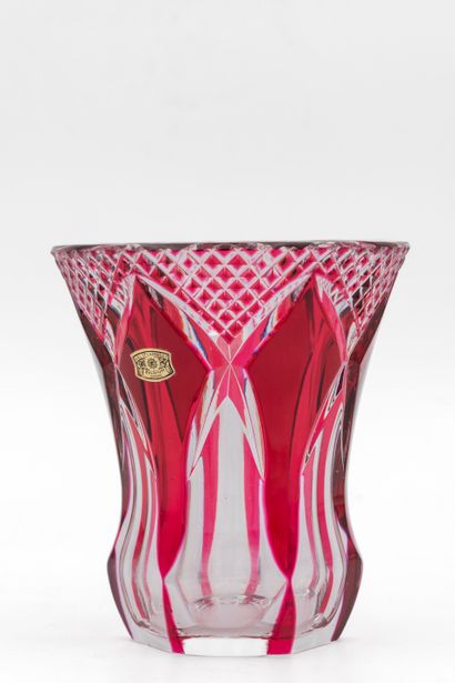 Val-Saint-Lambert - VSL Vase en cristal doublé rose à motif de papillon stylisé....