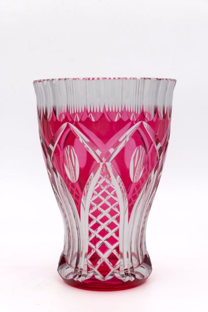 Val-Saint-Lambert - VSL Vase en cristal doublé rose à taille papillon.H.23,4 Diamax...