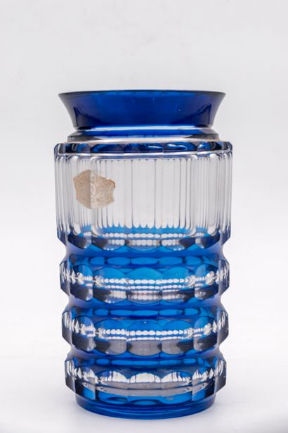 Val Saint Lambert - Charles Graffart Vase modèle "Alibaba" en cristal doublé bleu...