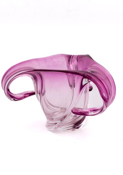 Val-Saint-Lambert - VSL Vase en fantaisie moderne à trois anses en cristal rose....