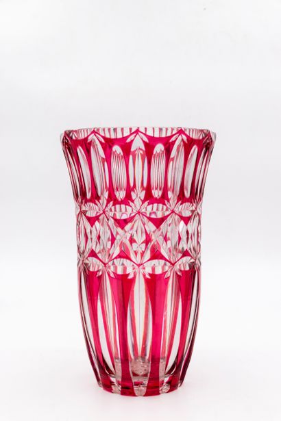 Val-Saint-Lambert - VSL Vase en cristal doublé rose .H.27,6 Etat: Plusieurs éclats...